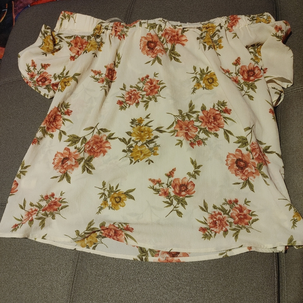 Floral blouse - Picture 3 of 3
